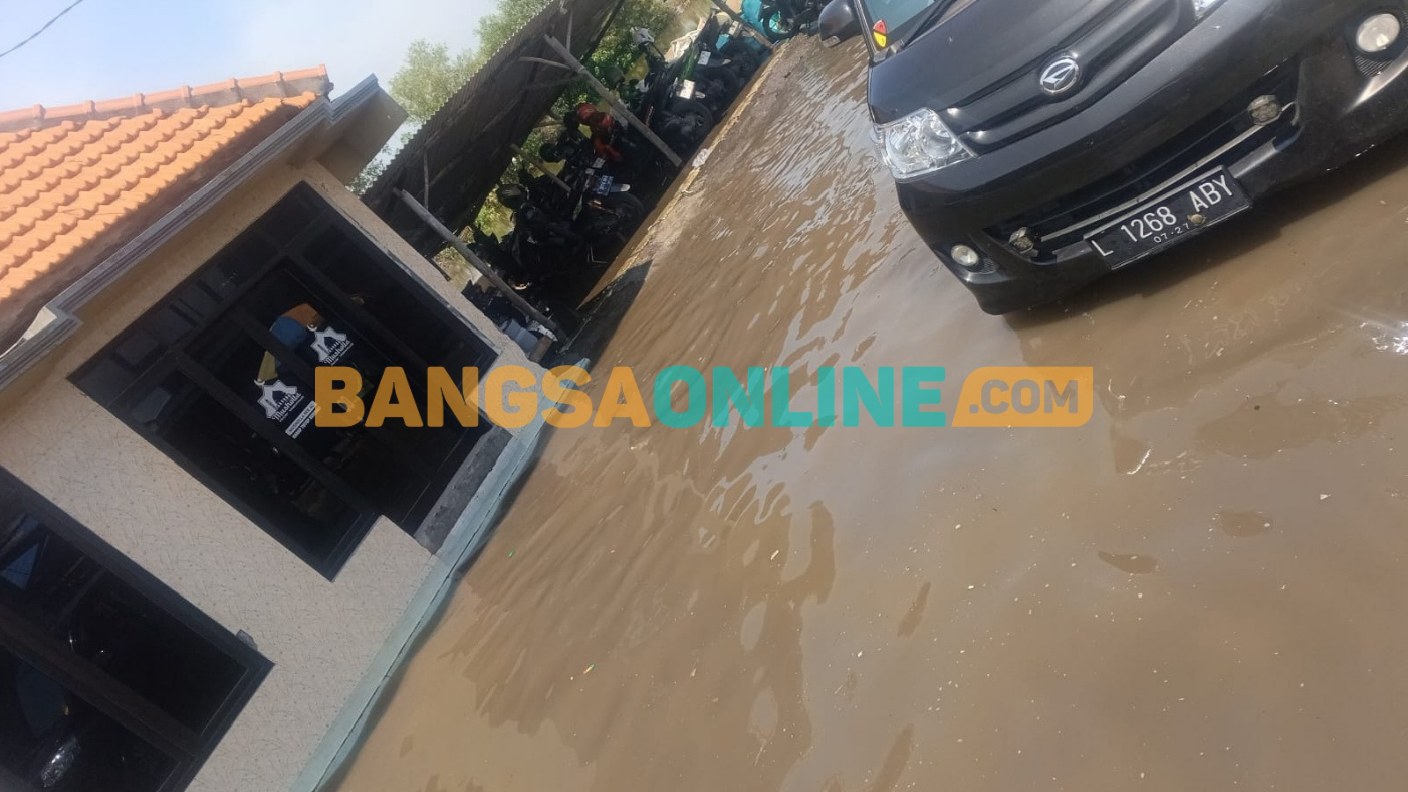 Banjir rob yang menggenangi kawasan Gisik Kidul, Sidoarjo