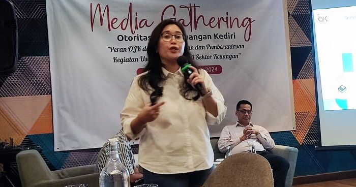 
Kepala OJK Kediri Ismirani Saputri saat menyampaikan paparan