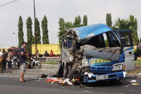 ?

Minibus Elf yang ringsek usai tabrakan dengan Bus Restu, di Jalan Raya Gondang Manis Dusun/Desa Gondang Manis, Kecamatan Bandar Kedungmulyo, Jombang, Jum’at (4/7). foto: m syafi’i/BANGSAONLINE