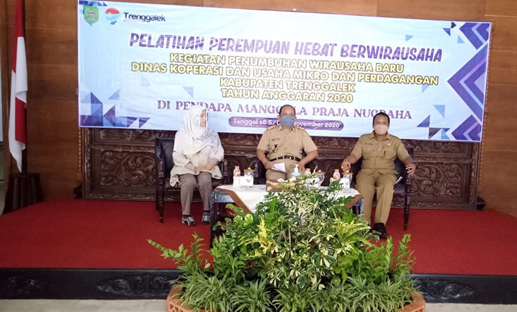 Sekda Trenggalek Ir. Joko Irianto, M.Si., (tengah) dan Kadinkop Trenggalek Drs. Agus Setiyono (kanan). (foto: ist)