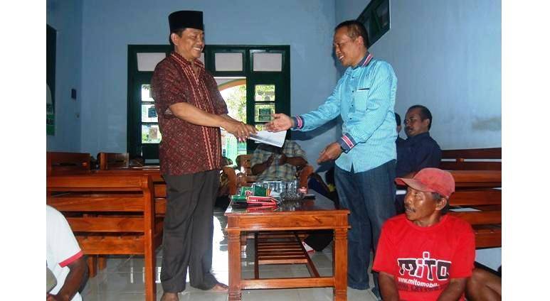 Kholik (sebelah kiri), ketika menemui Tri Busono juru bicara relawan. (Herman/BangsaOnline)