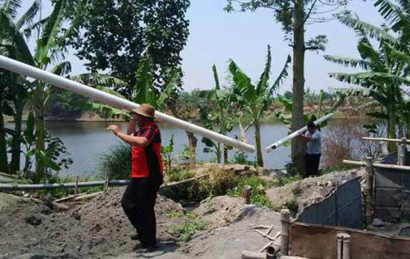 OBRAK: Petugas Satreskrim Polres Mojokerto mengamankan pipa paralon penyedot pasir sebagai barang bukti. foto: gunadhi/BANGSAONLINE