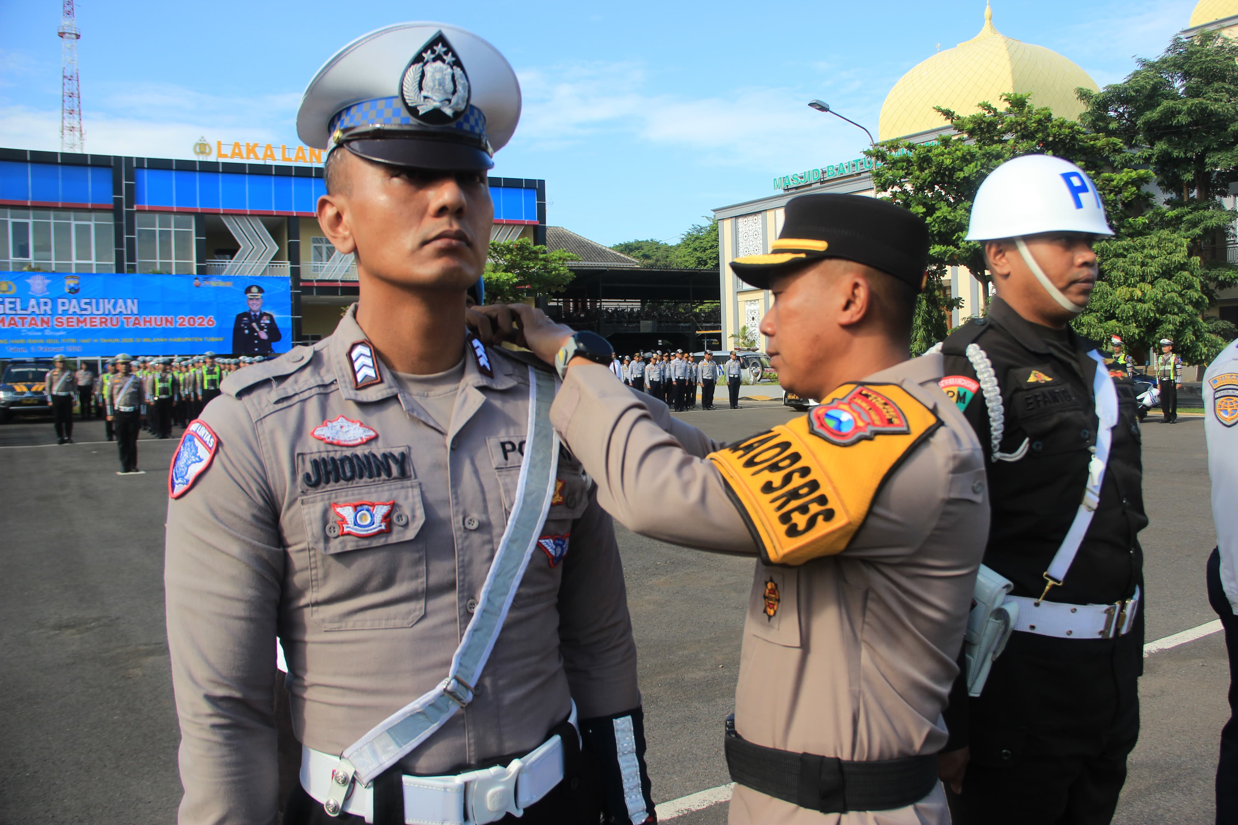 Wakapolres Tuban, Kompol Ahmad Robial, saat mengecek kesiapan anggota dalam Apel Gelar Pasukan Operasi Keselamatan Semeru 2026.
