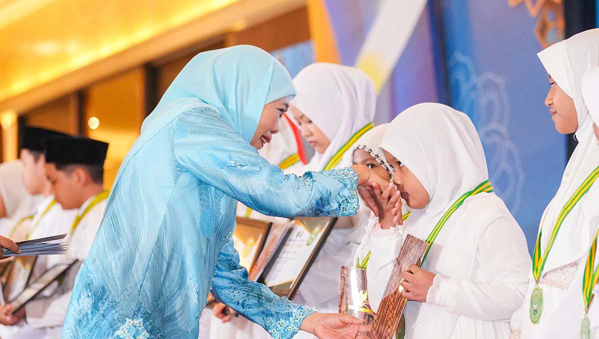 Gubernur Khofifah ketika menghadiri wisuda tahfidz Khadijah Surabaya.