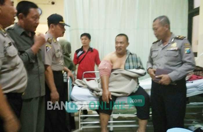 Iptu Suwono, Kepala Unit Sabhara Polsek Mojoagung masih menjalani perawatan di RSUD Jombang, Senin (2/1). foto: RONY S/ BANGSAONLINE