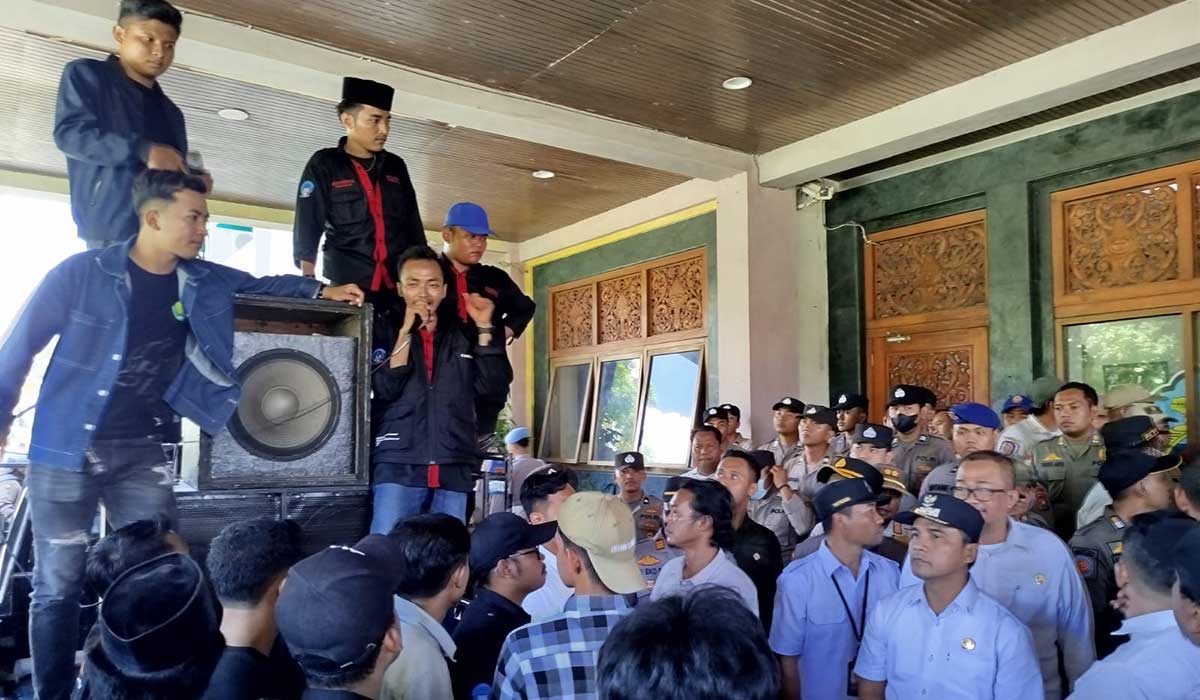 Aksi yang digelar Himaba atau Himpunan Mahasiswa Bangkalan di kantor pemerintah daerah setempat.