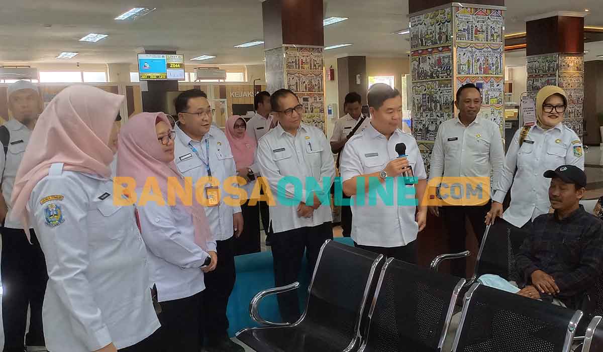 Dirjen Dukcapil Kemendagri, Teguh Setyabudi, saat  didampingi Wakil Bupati Gresik, Aminatun Habibah, saat berdialog dengan pengurus administrasi kependudukan di MPP. Foto: SYUHUD/BANGSAONLINE