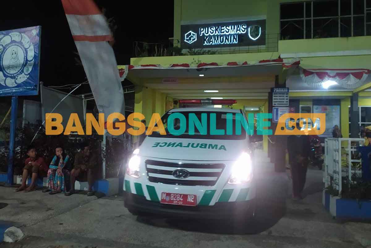 Korban banjir di Sampang yang akan diberangkatkan ke Probolinggo dari Puskesmas Kamoning. Foto: MUTAMMIM/BANGSAONLINE