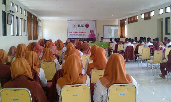 Suasana sosialisasi 4 pilar kebangsaan oleh anggota DPR RI Sadarestuwati.
