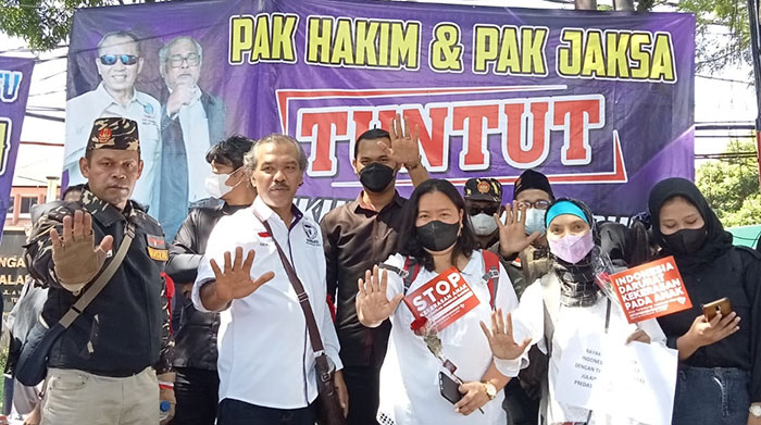 Suasana demo yang dilakukan Koalisi Children Protection Malang Raya terkait kekerasan seksual di SMA SPI Kota Batu.