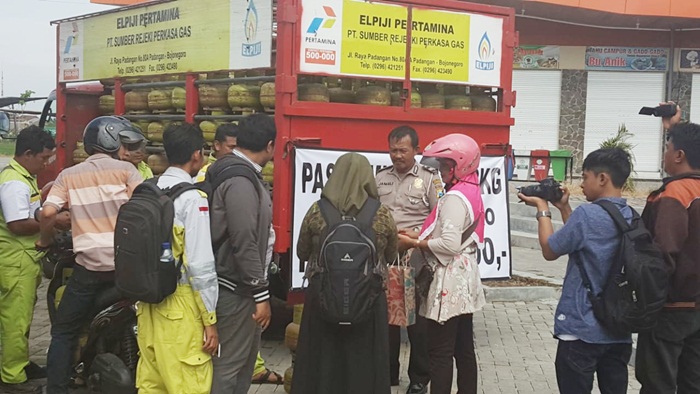 Pertamina Marketing Operation Region V Jatim Bali Nusa Tenggara menggelar operasi pasar murah LPG bersubsidi 3 Kilogram di Kabupaten Bojonegoro, Kamis (21/6).