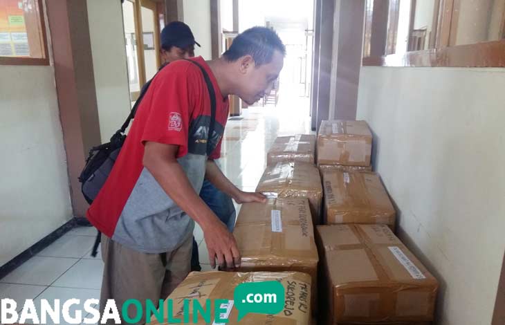 Barang bukti berupa puluhan box buku TK yang diamankan di kantor Inspektorat Lumajang. foto: IMRON/ BANGSAONLINE