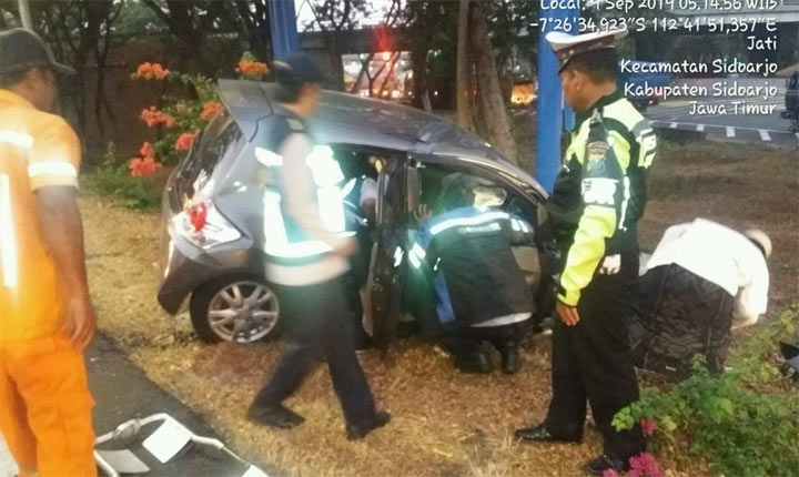Petugas melakukan olah TKP di lokasi kejadian.