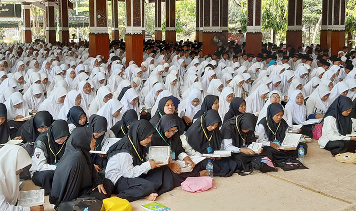 SERENTAK: Ribuan siswa SMP se-Sidoarjo membaca Alquran dan khatam sebanyak 114 kali, di Pendopo Delta Wibawa, Sabtu (26/10). foto: MUSTAIN/ BANGSAONLINE