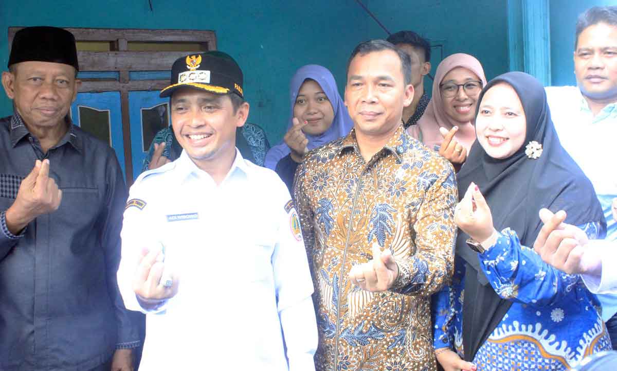 Menteri Kemendukbangga/BKKBN bersama Wali Kota Pasuruan saat launching pelayanan KB serentak di tempat kerja.