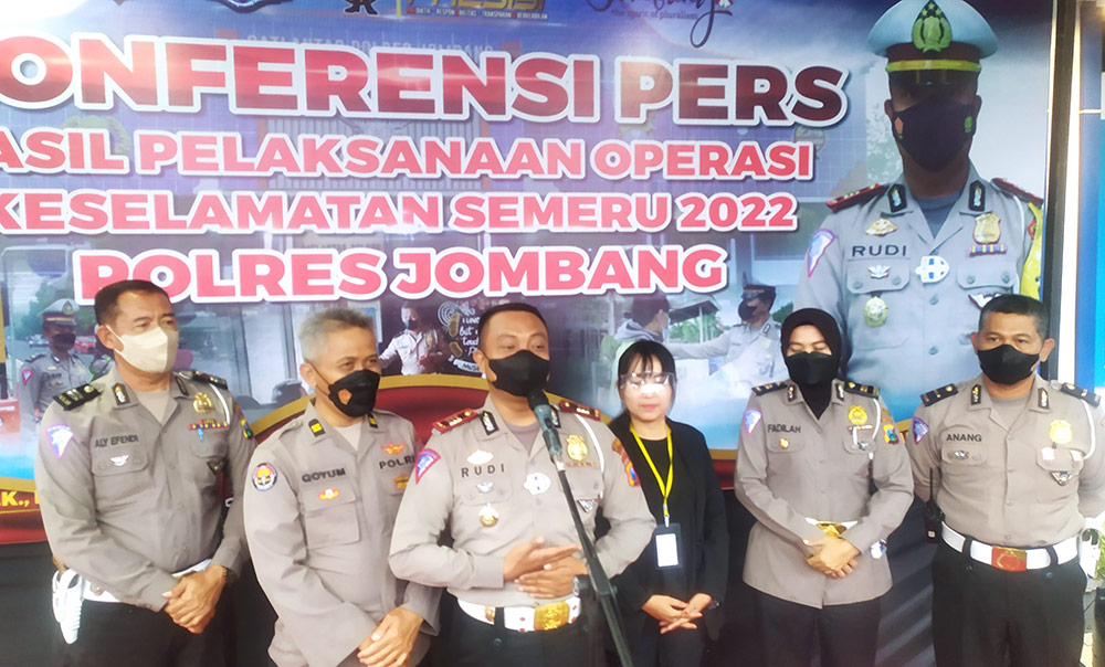 Kasatlantas Polres Jombang AKP Rudi Purwanto saat memimpin rilis pers hasil Ops Keselamatan Semeru 2020. foto: AAN AMRULLOH/ BANGSAONLINE
