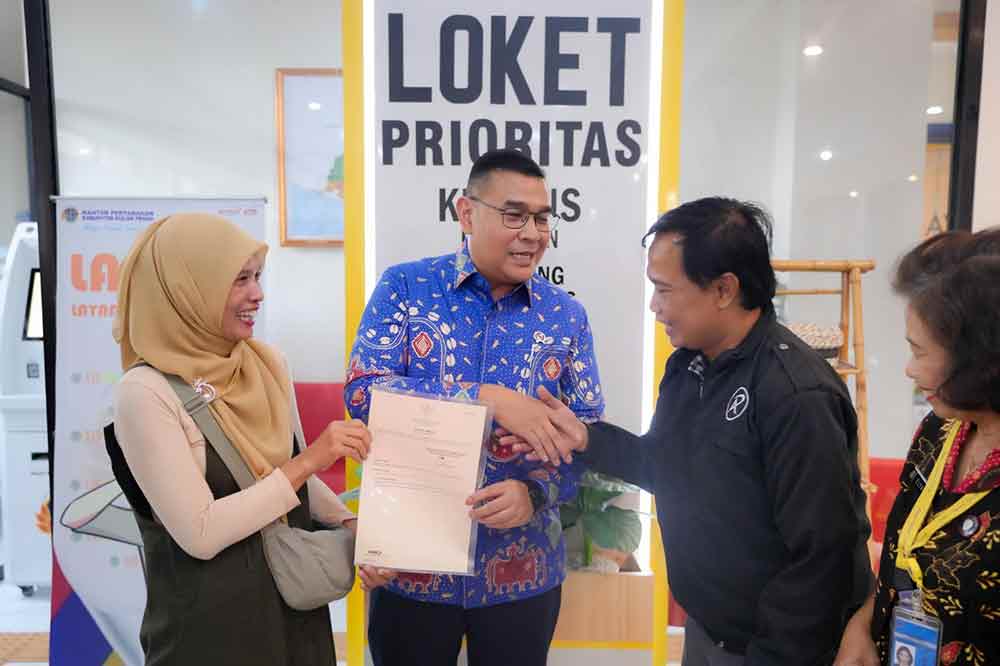 Wamen ATR/BPN, Ossy Dermawan saat mensosialisasikan langsung kepada warga terkait keunggulan sertifikat elektronik. (Ist)