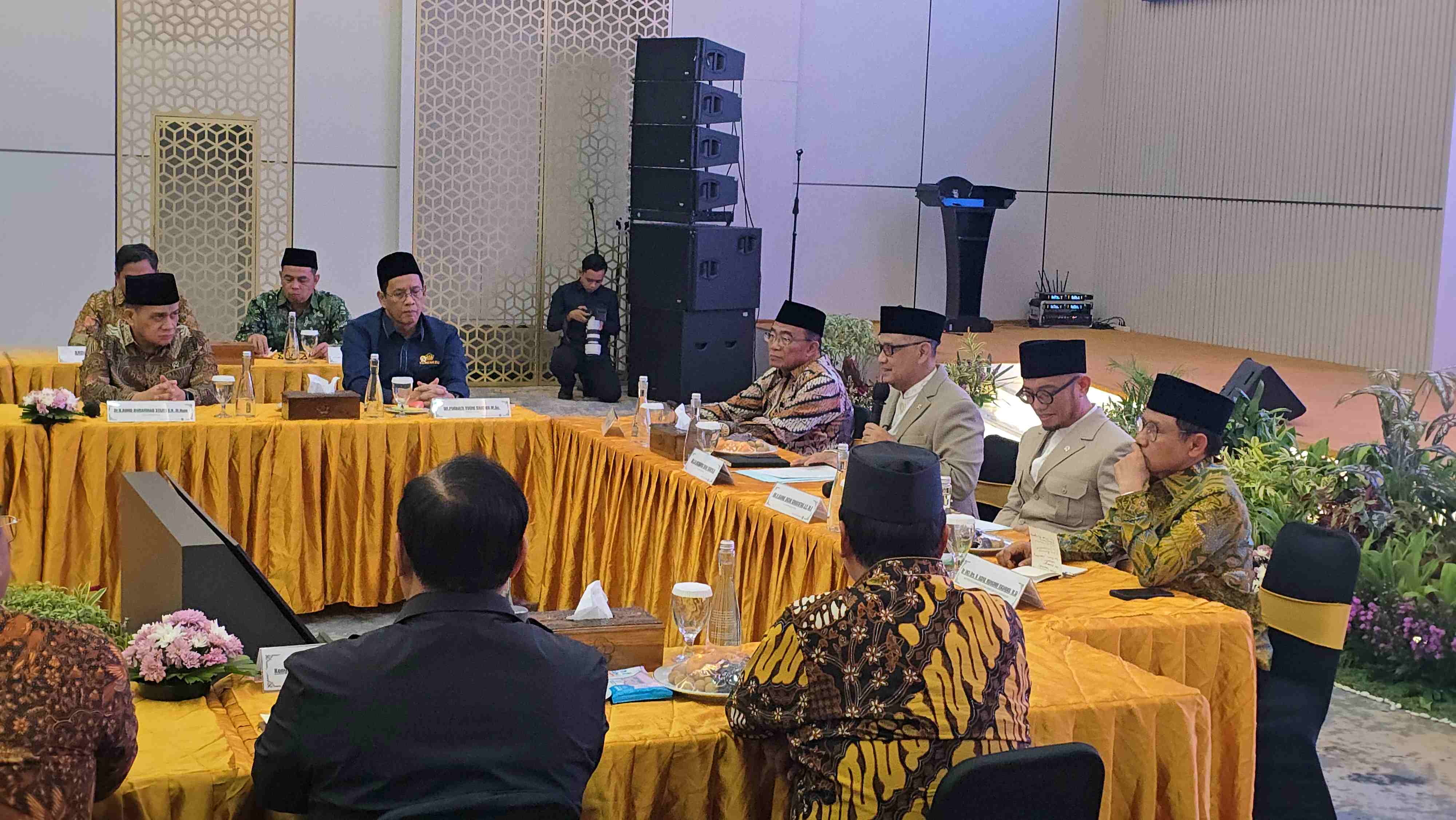 Menteri Haji dan Umrah Dr KH Muchamamd Irfan Yusuf (Gus Irfan) memimpin Rapat Koordinasi dan Konsolidasi Amirulhaj di Auditorium HM Rosyidi Kantor Kementerian Haji dan Umroh Jalan Thamrin Jakarta, Rabu (6/5/2026) malam. Foto: bangsaonline