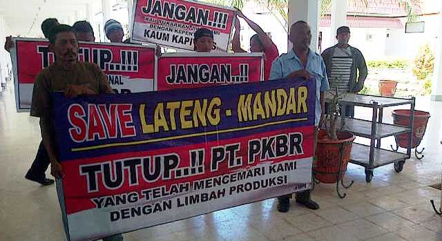 Aksi karyawan PT PKBR saat di Gedung Dewan Banyuwangi. foto: Rika/BangsaOnline