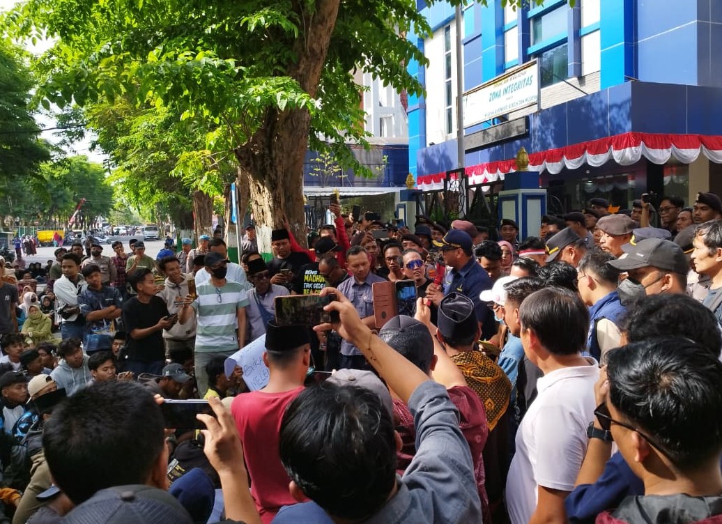Massa dari 4 Kabupaten Luruk Kantor Bea Cukai Madura, Ketua LSM Bidik Ungkap Hasil Mediasi