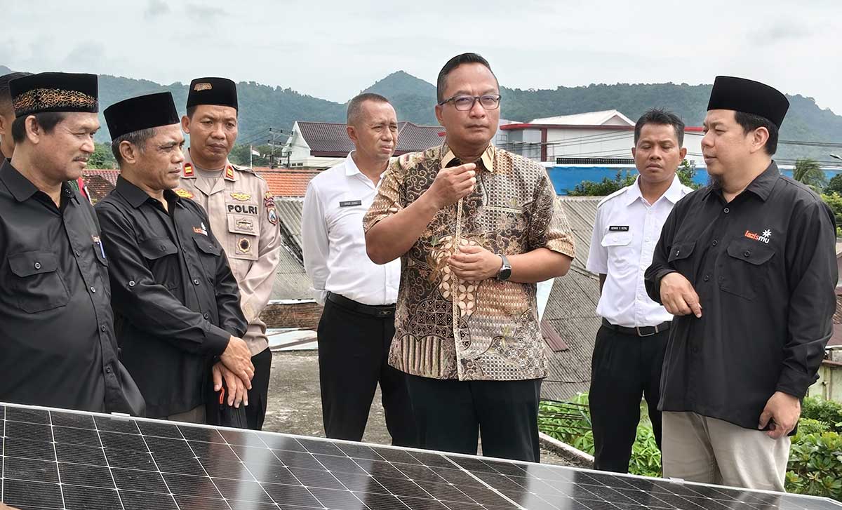 Wakil Bupati Gresik saat meresmikan pompa air tenaga surya di Pulau Bawean. Foto: Ist