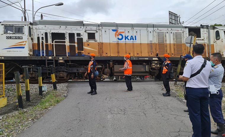 Tim Polsuska Daop 7 Madiun melakukan pengawasan di JPL 165 guna mengetahui sejauh mana pelaksanaan penjagaan yang dilakukan.
