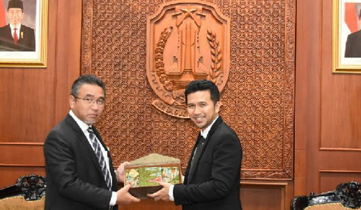 Wagub Jatim, Emil Dardak menerima Ketua Menteri Melaka Malaysia Adly bin Zahari di Gedung Negara Grahadi Surabaya, Jumat (18/10). foto: ist