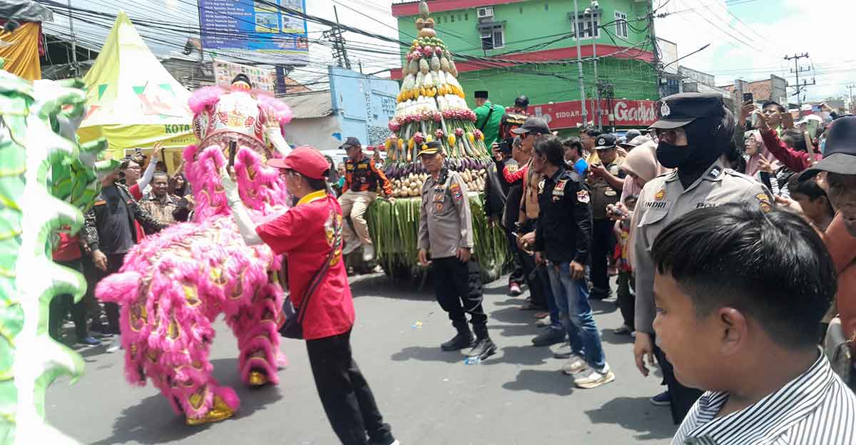Petugas dari Polsek Krian dalam Kirab Budaya Sedekah Bumi.