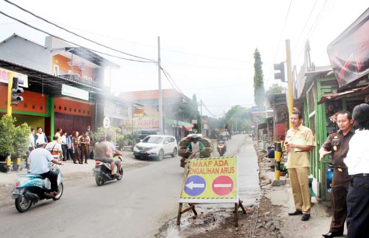 Kajari Bangil bersama Bina Marga sidak ke proyek Jl Talun Gununggangsir.