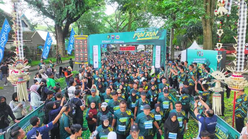 Para peserta fun run saat diberangkatkan Wali Kota Kediri Vinanda Prameswati. (Ist)