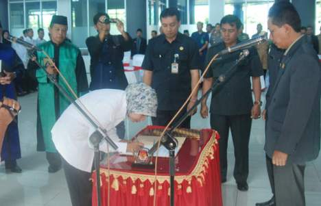 Ketua KPUD Kabupaten Kediri Sapta Andaruisworo saat menyaksikan penandatanganan perwakilan anggota PPS usai dilakukan pelantikan. (foto: arif kurniawan/BANGSAONLINE)