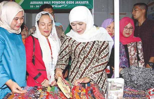 Ketua Umum PP Muslimat Khofifah Indar Parawansa meninjau stan pameran dalam pembukaan expo di arena kongres XVII Muslimat NU di Asrama Haji, Pondok Gede, Jakarta Timur.