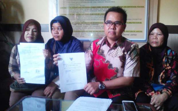 Ketiga korban yang melapor ke Polres Sidoarjo didampingi pengacaranya, M Sholeh.