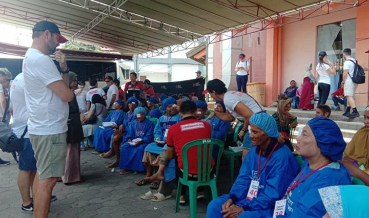 Warga sedang antre bergiliran menjalani operasi katarak.