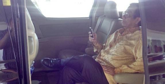 Mahfud MD saat berada i mobil, hendak menuju ke Ponpes Sidogiri. foto:sofyanhadi/BANGSAONLINE