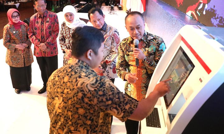 Uji coba layanan Anjungan Dukcapil Mandiri (ADM) saat launching di Grand City. Dengan mesin ini, cetak KTP, KK, dan Akta tak sampai 2 menit.