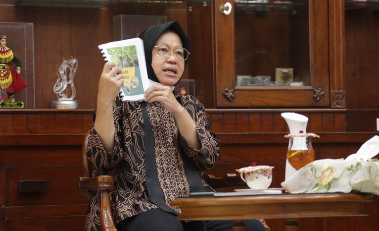 Wali Kota Surabaya Tri Rismaharini saat membuka kegiatan Bazar Urban Farming, Pahlawan Ekonomi, Pejuang Muda melalui video conference (vidcon) di Kediaman (Rumdis) Wali Kota Surabaya. foto: ist.