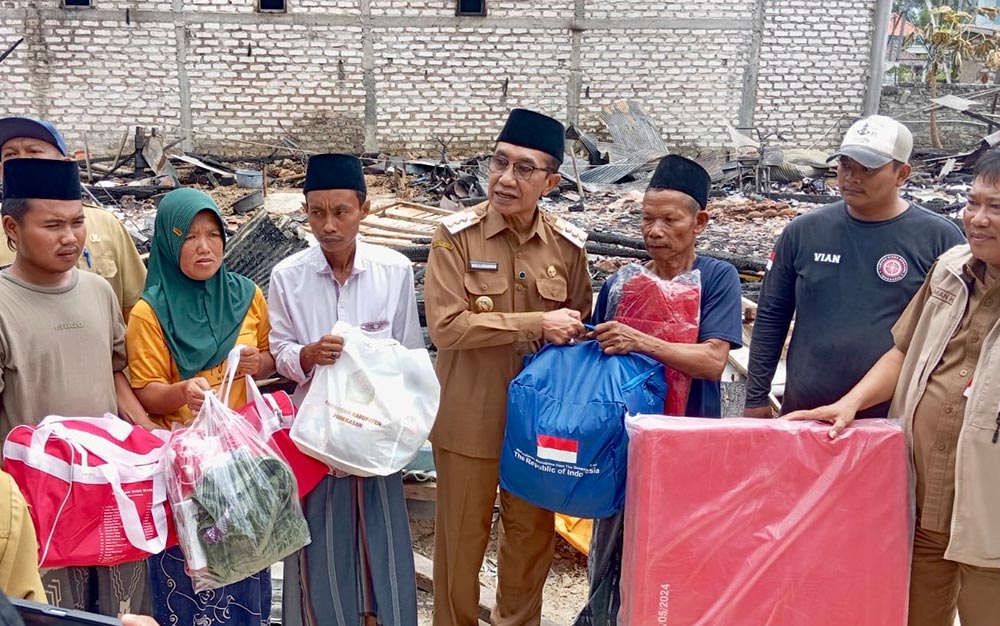 Bupati Pamekasan, KH. Kholilurrahman, mengunjungi lokasi kebakaran di Kecamatan Proppo, Minggu (19/5/2025) kemarin. 