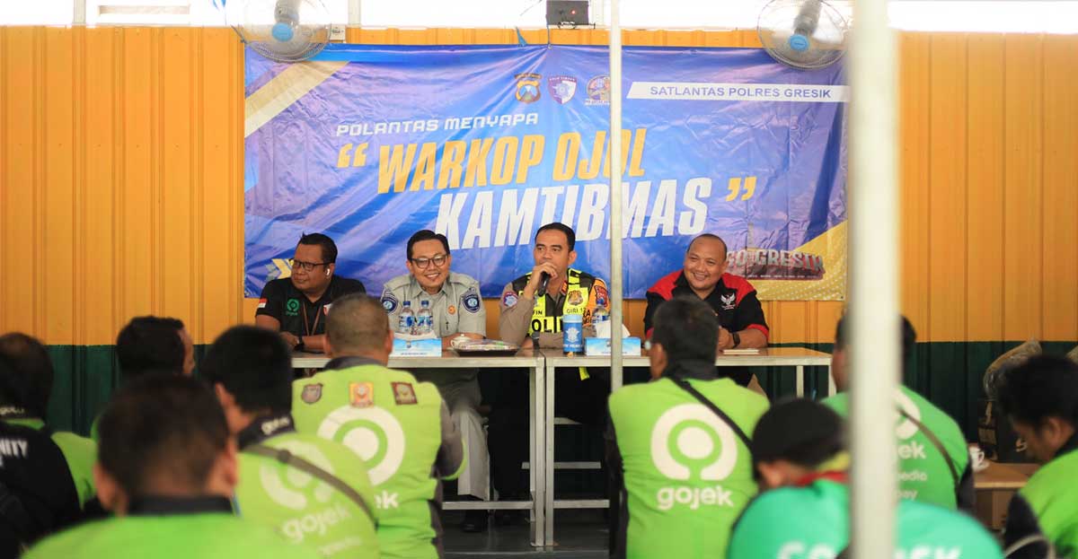 Kasatlantas Polres Gresik, AKP Nur Arifin (dua dari kanan), memberikan arahan kepada para driver ojol agar tertib berlalu lintas dan menaati aturan. Foto: Ist