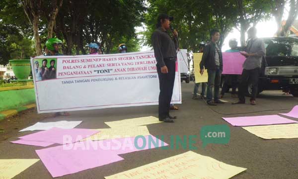 Relawan Peduli Toni saat mendesak Polres Sumenep tangkap pelaku penganiayaan. foto: rahmatullah/ BANGSAONLINE