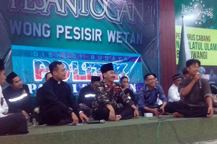 Ketua Lesbumi Taufiq didampingi Rahman Mulyadi Wakil Ketua PCNU saat menjadi narasumber diskusi budaya. foto: GANDA/ BANGSAONLINE