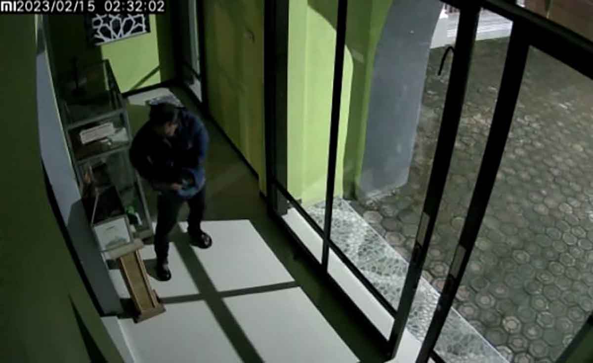 Rekaman CCTV yang menunjukkan pelaku saat mencuri kotak amal.