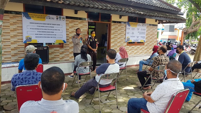 Kapolres Probolinggo Kota AKBP Ambaryadi Wijaya saat memberikan edukasi kepada para warga, Senin (1/6).