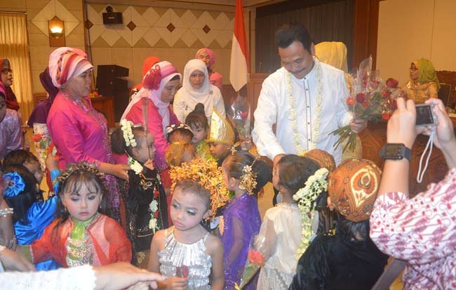 Wabup M. Qosim ketika menemui kunjungan anak PAUD. foto: syuhud/ BANGSAONLINE