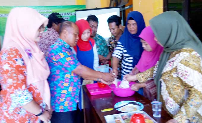 Warga Sidomukti Kecamatan Kebomas saat diajari mengkreasikan tempe. foto: SYUHUD/ BANGSAONLINE