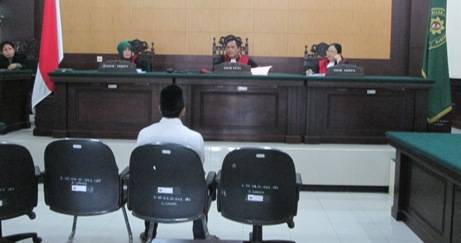 MENDENGAR – Terdakwa kasus narkoba, Gerik Irwanto mendengarkan amar putusan majelis hakim dalam sidang di PN Mojokerto, kemarin (18/3). Foto: agus/BangsaOnline.com