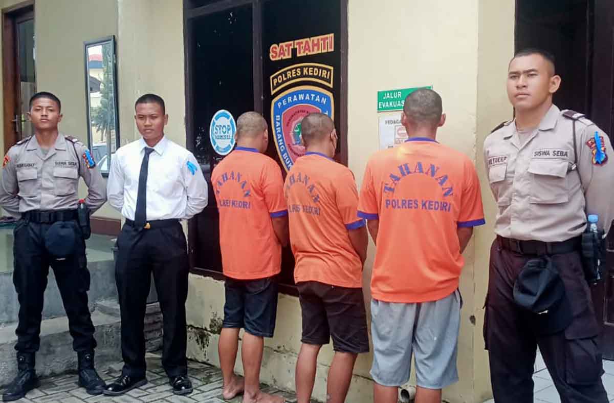 Ketiga terduga pelaku judol atau judi online saat berada di Mapolres Kediri. Foto: Ist