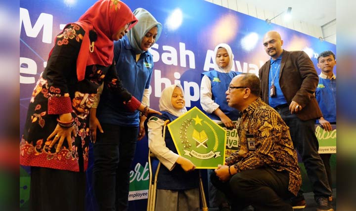 Kasubid Kesiswaan Direktorat KSKK Madrasah Kemenag Nanik Puji Hastuti (kiri), Group Head Corporate Communication XL Axiata Tri Wahyuningsih (kedua kiri), Direktur Kurikulum Sarana dan Prasarana Kelembagaan dan Kesiswaan Kementerian Agama Dr. H. A. Umar, MA (tengah), Group Head People Services XL Axiata M. Hira Kurnia (ketiga kanan) bersama perwakilan siswa-siswi Madrasah Aliyah dalam acara pembukaan program Madrasah Bootcamp, Madrasah Aliyah 4.0 .