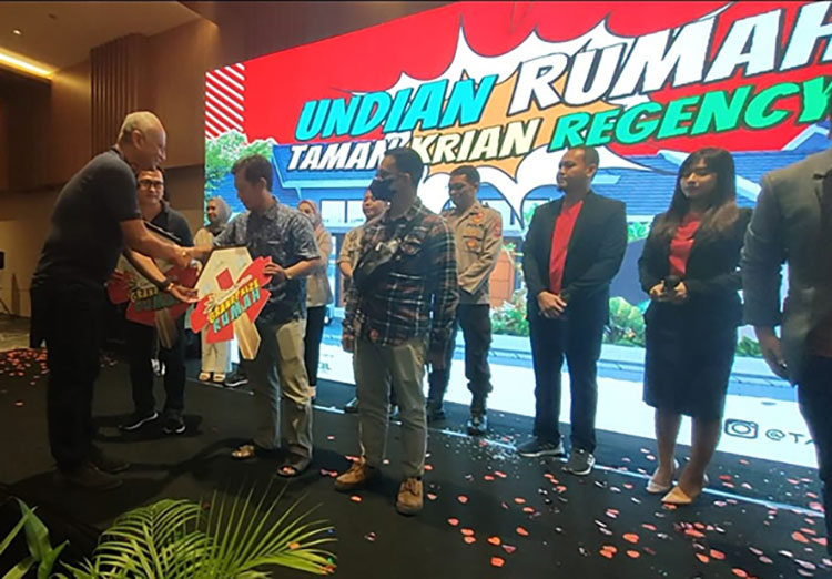 Penyerahan hasil undian rumah Taman Krian Regency Sidoarjo kepada para pemenang di Hotel Aston, di Jalan Kahuripan Raya No 14, Entalsewu, Kecamatan Buduran, Kabupaten Sidoarjo, Minggu (9/10/2022).