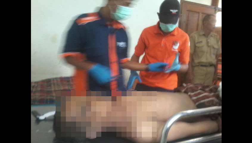 Jasad korban saat dilalukan pemeriksaan oleh tim iden Polres Tuban. foto: suwandi/ BANGSAONLINE